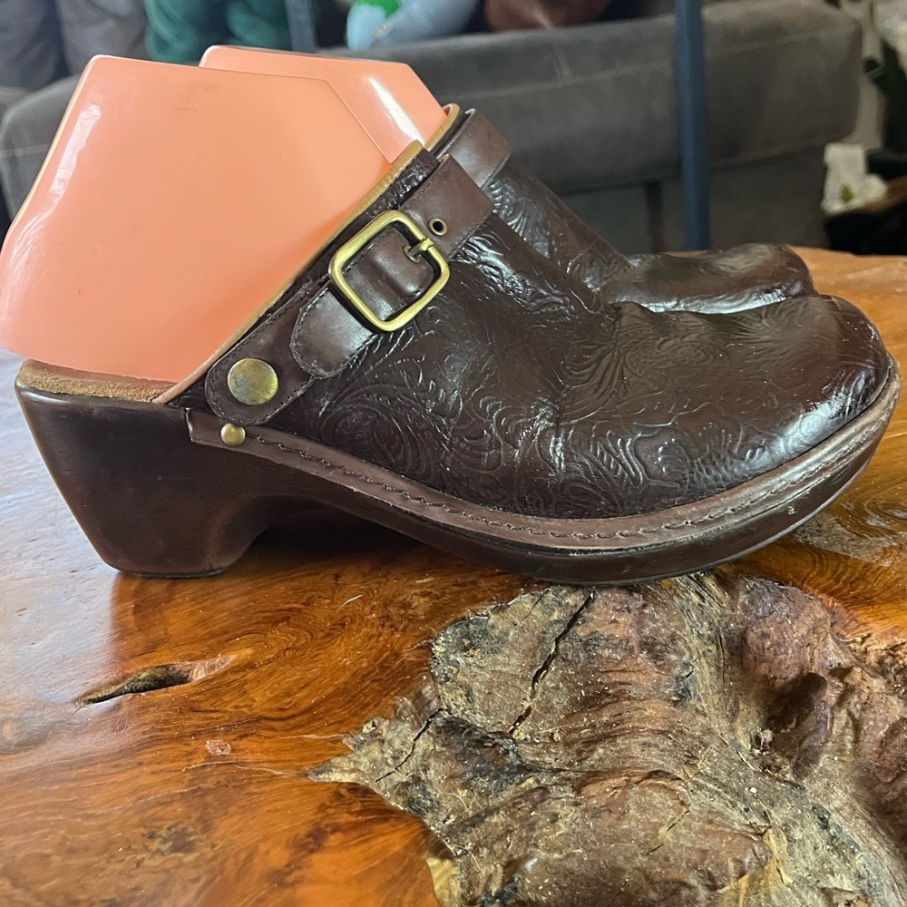 Nurture Brown Leather Embossed Clogs Size 8.5 Women’s – Made in Brazil